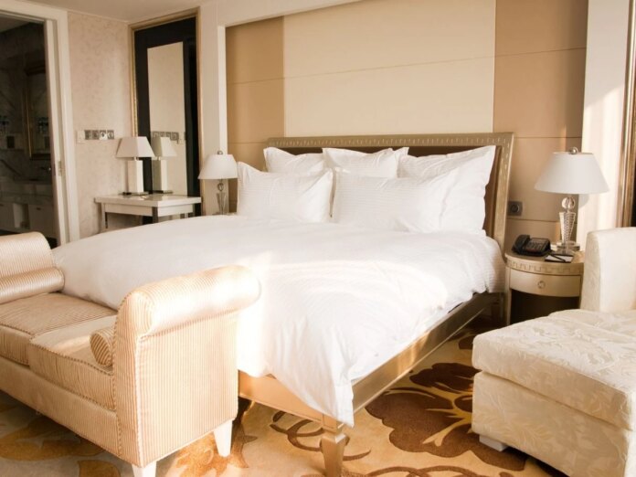  Why are white bedsheets placed on the bed in hotel rooms?  Know the reason
