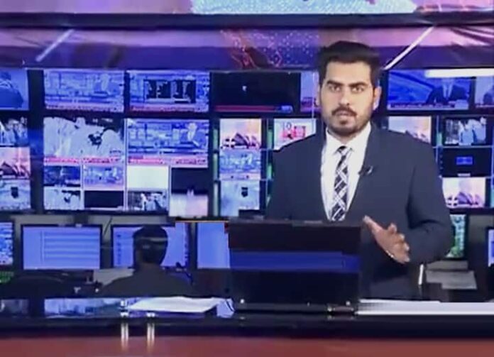 Watch Earthquake In Pakistan Peshawar TV Anchor Anchoring During Quakes...

