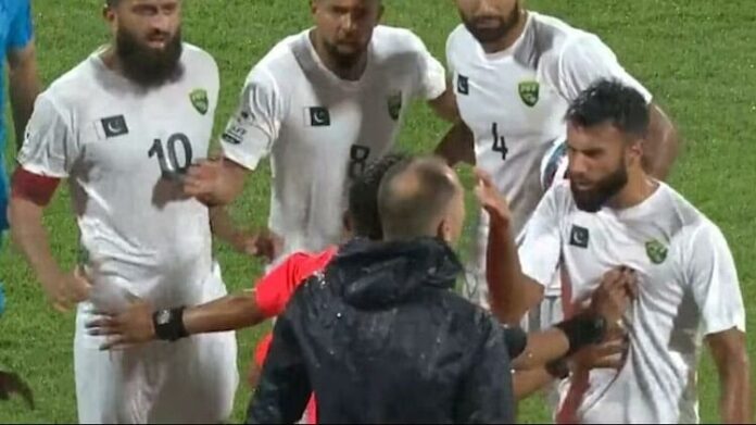 Video watch Huge Brawl Breaks Out Between India Pakistan Players ind vs pak football SAFF Championship